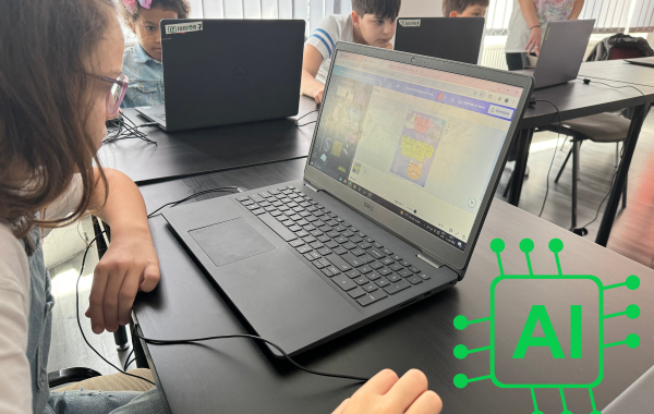 Copil învățând programare cu ajutorul inteligenței artificiale la un curs ITJunior